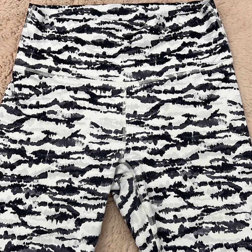 Fabletics small black and white abstract print 7/8 leggings